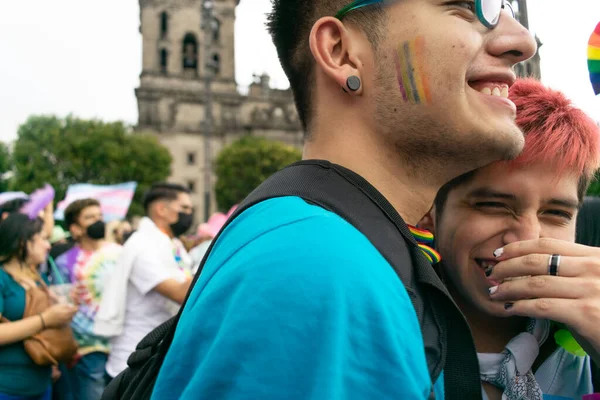 Мехіко Червня 2022 Року Відвідувачі Фестивалю Гордості Мехіко Посміхаються Перед — стокове фото