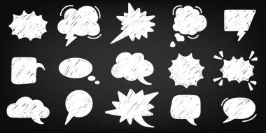 Boya kalemi ya da tebeşirle siyah arka planda konuşma baloncukları çizildi. Çeşitli konuşmalar ve balon şekilleri. Çocuksu tasarımlar veya okul projeleri için vektör tebeşir grafik unsurları