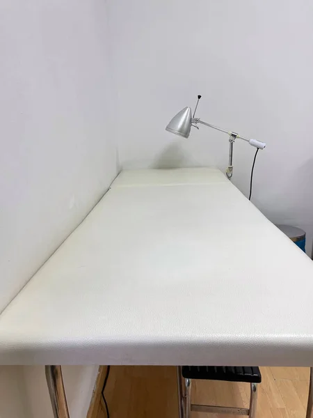 Lambalı hastalara bakması için sağlık merkezi sedyesi.