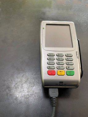Datafon. Ödeme terminali siyah tezgahın üzerinde