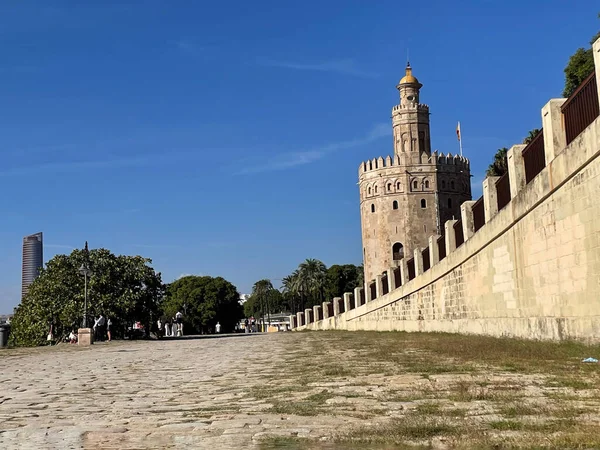 Torre del Oro Seville 'de, Guadalquivir nehrinin yanında, Pelli kulesi arka planda, turizm, Endülüs, İspanya