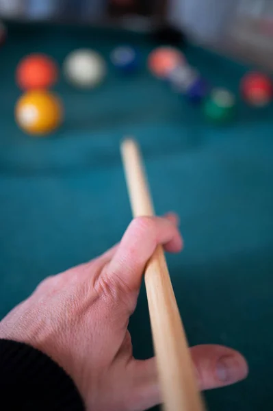 Bilardo oynayan bir adamın yakın plan fotoğrafı. Seçici odak