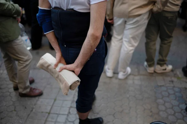 Kostümü elinde tutan bir Costalero 'nun yakın çekimi..