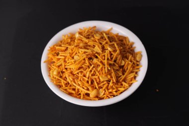 Fried and Spicy Farali chevdo, chivda, chewada çok popüler bir Gujarati aperatifi, beyaz kase, Hindistan 'dan alelade bir sokak atıştırmalığı. - Görüntü