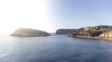 İspanya 'nın güneyindeki kayalıklar ve plajlar, Valencia toplumunda. Beyaz sahil.
