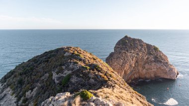 İspanya 'nın güneyindeki kayalıklar ve plajlar, Valencia toplumunda. Beyaz sahil.
