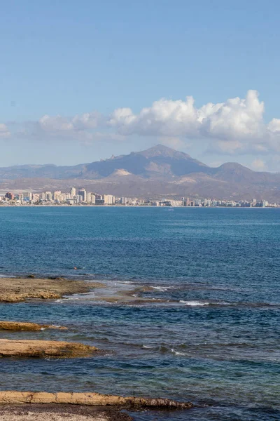 İspanya 'nın güneyindeki kayalıklar ve plajlar, Valencia toplumunda. Beyaz sahil.