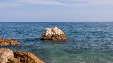 Güney İspanya 'da Akdeniz' deki plajlar, uçurumlar. Costa Blanca, Valensiyalı toplulukta Alicante ve Denia arasında..