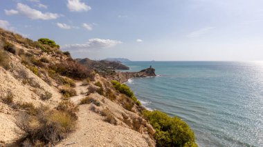 Güney İspanya 'da Akdeniz' deki plajlar, uçurumlar. Costa Blanca, Valensiyalı toplulukta Alicante ve Denia arasında..