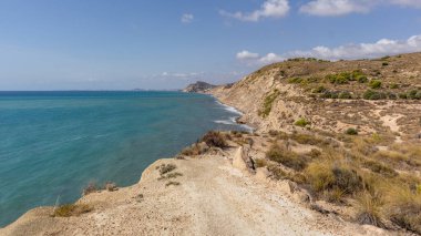 Güney İspanya 'da Akdeniz' deki plajlar, uçurumlar. Costa Blanca, Valensiyalı toplulukta Alicante ve Denia arasında..