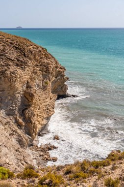 Güney İspanya 'da Akdeniz' deki plajlar, uçurumlar. Costa Blanca, Valensiyalı toplulukta Alicante ve Denia arasında..
