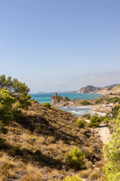 Güney İspanya 'da Akdeniz' deki plajlar, uçurumlar. Costa Blanca, Valensiyalı toplulukta Alicante ve Denia arasında..