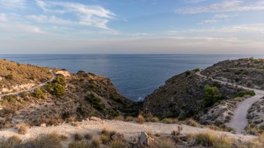 İspanya 'nın güneyindeki plajlar, kayalıklar ve turistik yerler. Valensiyalı Topluluğunda beyaz sahil.