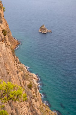İspanya 'nın güneyindeki plajlar, kayalıklar ve turistik yerler. Valensiyalı Topluluğunda beyaz sahil.