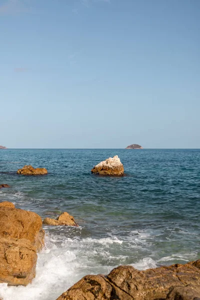İspanya 'nın güneyindeki plajlar, kayalıklar ve turistik yerler. Valensiyalı Topluluğunda beyaz sahil.