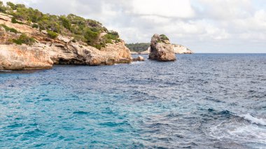 İspanya 'nın Balear Adaları' ndaki Mallocar adasının güneyindeki kayalıklar, plajlar ve koylar. Akdeniz kıyısı.