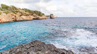 İspanya 'nın Balear Adaları' ndaki Mallocar adasının güneyindeki kayalıklar, plajlar ve koylar. Akdeniz kıyısı.