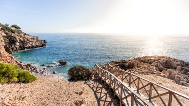 İspanya 'nın Mayorka adasının güneyindeki plajlar, kayalıklar ve koylar. Akdeniz ve beyaz sahil.