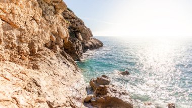 İspanya 'nın Mayorka adasının güneyindeki plajlar, kayalıklar ve koylar. Akdeniz ve beyaz sahil.