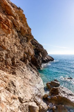 İspanya 'nın Mayorka adasının güneyindeki plajlar, kayalıklar ve koylar. Akdeniz ve beyaz sahil.