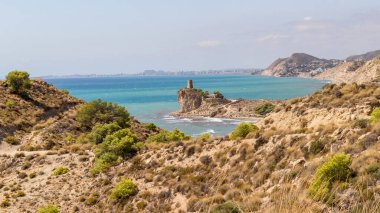 İspanya 'nın güneyindeki kayalıklar ve plajlar. İspanyol Akdeniz 'de Costa Blanca.