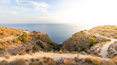 İspanya 'nın güneyindeki kayalıklar ve plajlar. İspanyol Akdeniz 'de Costa Blanca.
