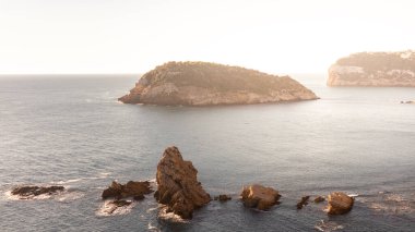 İspanya 'nın güneyindeki kayalıklar ve plajlar. İspanyol Akdeniz 'de Costa Blanca.