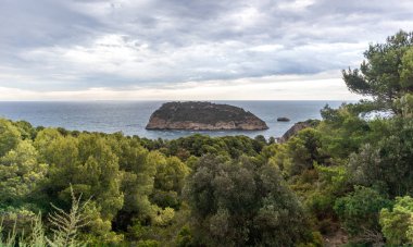 İspanya 'nın güneyindeki kayalıklar ve plajlar. İspanyol Akdeniz 'de Costa Blanca.