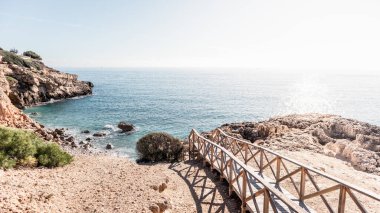 İspanya 'nın güneyindeki kayalıklar ve plajlar. İspanyol Akdeniz 'de Costa Blanca.