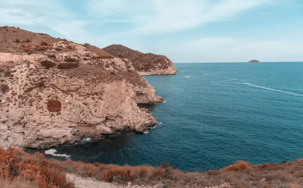 İspanya 'nın güneyindeki kayalıklar ve plajlar. İspanyol Akdeniz 'de Costa Blanca.