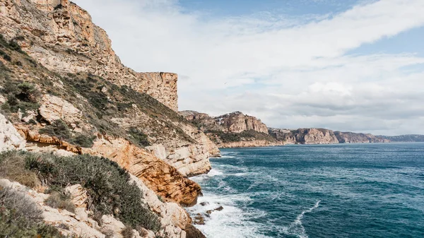 İspanya 'nın güneyindeki kayalıklar ve plajlar. İspanyol Akdeniz 'de Costa Blanca.