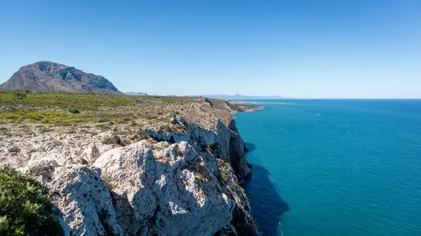 İspanya 'nın güneyindeki kayalıklar ve plajlar. İspanyol Akdeniz 'de Costa Blanca.