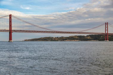  Portekiz, Lizbon şehir merkezindeki Belem bölgesinden Tejo Köprüsü