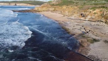 Ericeira 'daki Pedra plajı, Ericeira Portekiz' deki dünya sörf rezervinin bir parçasıdır..