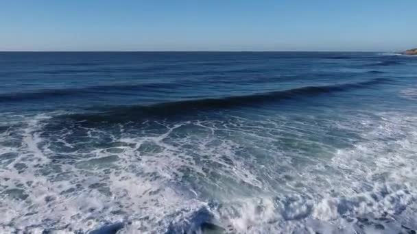 Onde Oceaniche Che Infrangono Una Spiaggia — Video Stock