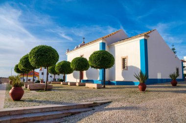 Yeşil ağaçlı mavi ve beyaz şapel