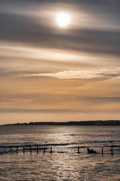 Mořské Pobřeží Mlhavou Oblohou Odpoledne — Stock fotografie