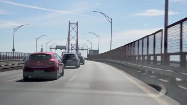 Lisboa, Portekiz. 07 Mart 2023 Portekiz 'de Tejo Köprüsü' nde araba sürüyorum.