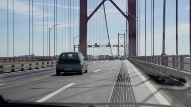 Lisboa, Portekiz. 07 Mart 2023 Portekiz 'de Tejo Köprüsü' nde araba sürüyorum.