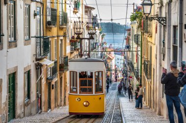 Lizbon, Portekiz. 13 Mart 2023. Lizbon şehir merkezindeki Bica füniküler manzarası 