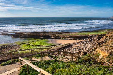 Ericeira 'daki Pedra Branca plajı, Ericeira Portekiz' deki dünya sörf rezervlerinin bir parçasıdır..