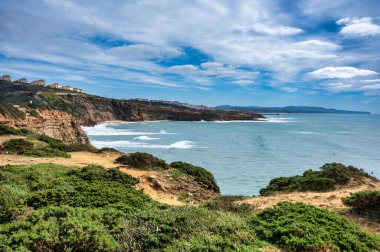 Ericeira 'daki Ribeira de Ilhas plajı, Ericeira Portekiz' deki dünya sörf rezervinin bir parçasıdır..