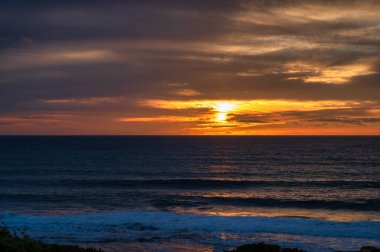 Ericeira 'daki Coxos sahilindeki su üzerinden gönderilen güneş, Ericeira Portekiz' deki dünya sörf rezervinin bir parçasıdır..