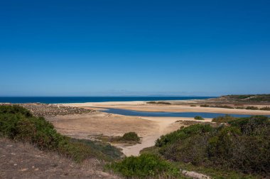 Portekiz 'in Alentejo sahilindeki Melides plajı manzarası
