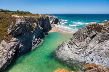 Portekiz 'in Alentejo sahilindeki Porto Covinho plajı manzarası