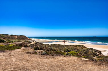 Portekiz 'in Alentejo sahilindeki Sao Torpes plajı manzarası