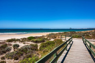 Portekiz 'in Alentejo sahilindeki Sao Torpes plajı manzarası