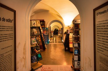 Lisboa, Portekiz. 22 Kasım 2023. Lizbon şehir merkezindeki Chiado 'daki Bertrand kitap dükkanı, dünyanın en eski kitapçısı.