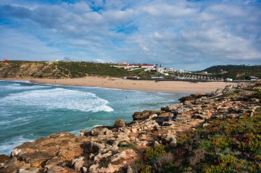 Ericeira, Portekiz. 22 Aralık 2023. Portekiz 'in Ericeira köyündeki Lisandro Plajı' nda Foz do Lisandro.