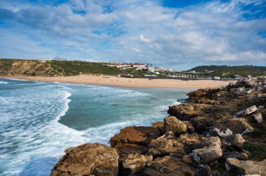 Ericeira, Portekiz. 22 Aralık 2023. Portekiz 'in Ericeira köyündeki Lizandro Plajı' nda..